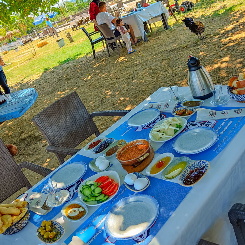 Doğa Manzaralı Serpme Kahvaltı