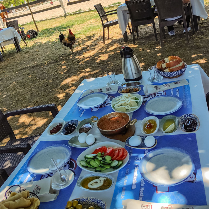 Doğa Manzaralı Serpme Kahvaltı