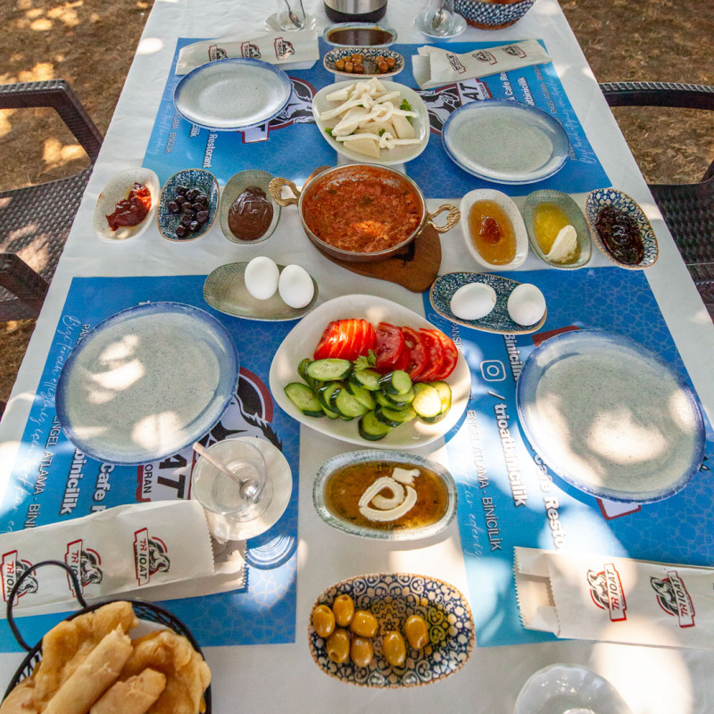 Doğa Manzaralı Serpme Kahvaltı