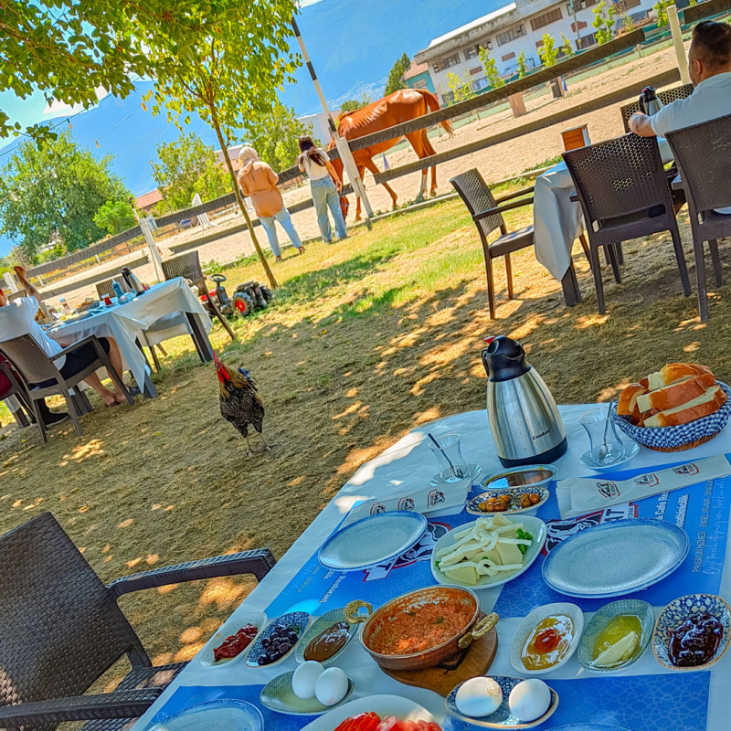 Doğa Manzaralı Serpme Kahvaltı