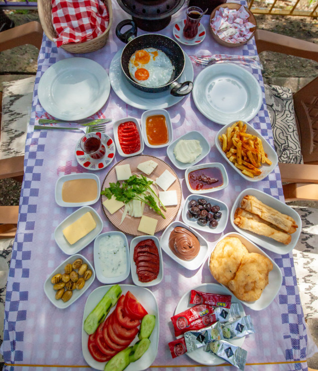 Dere Kenarında Kahvaltı Keyfi
