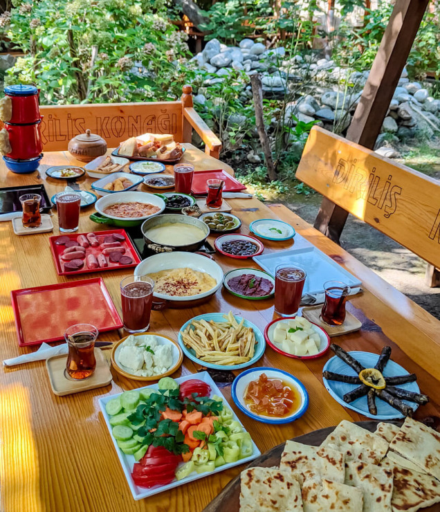 Diriliş Konağı: En Lezzetli Serpme Köy Kahvaltıları