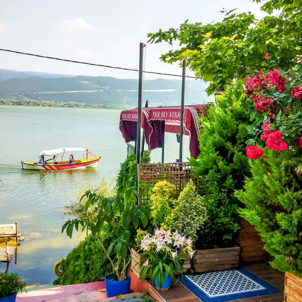 Balık Restoran: Göl Kenarında Balık Lezzetleri