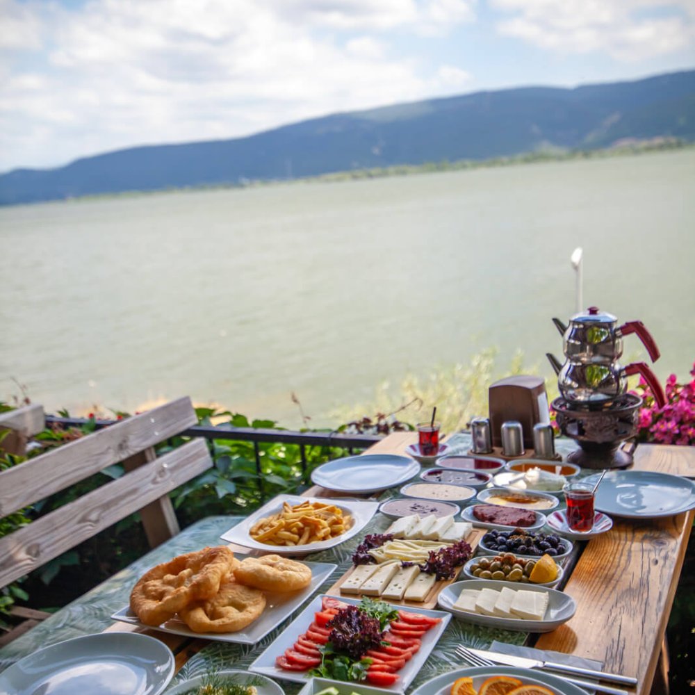 Kahvaltı: Gölyazı’da Göl Manzaralı Kahvaltısı