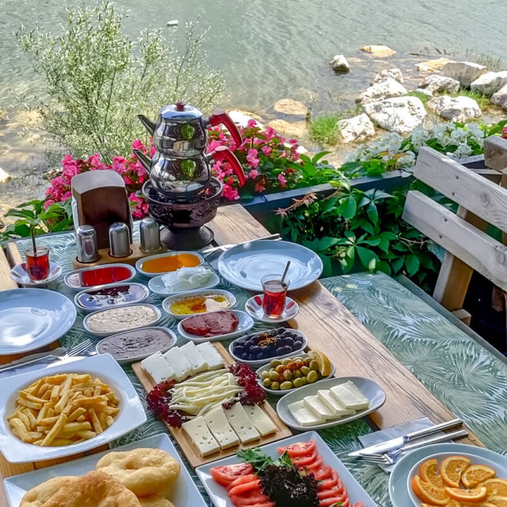 Kahvaltı: Gölyazı’da Göl Manzaralı Kahvaltısı