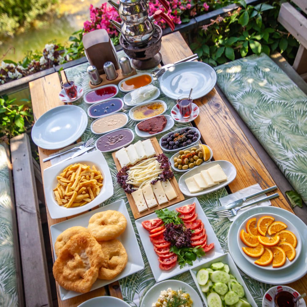 Kahvaltı: Gölyazı’da Göl Manzaralı Kahvaltısı