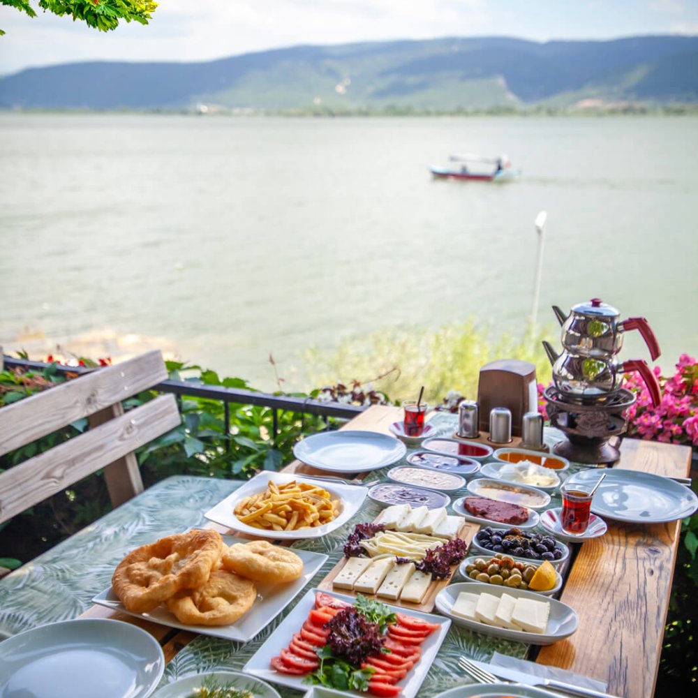 Kahvaltı: Gölyazı’da Göl Manzaralı Kahvaltısı