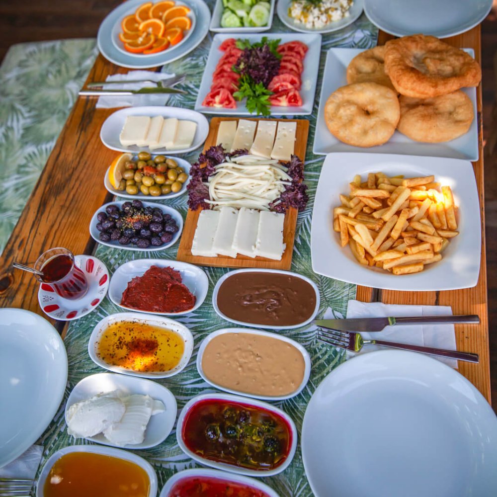 Kahvaltı: Gölyazı’da Göl Manzaralı Kahvaltısı
