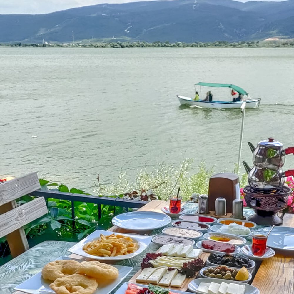 Kahvaltı: Gölyazı’da Göl Manzaralı Kahvaltısı