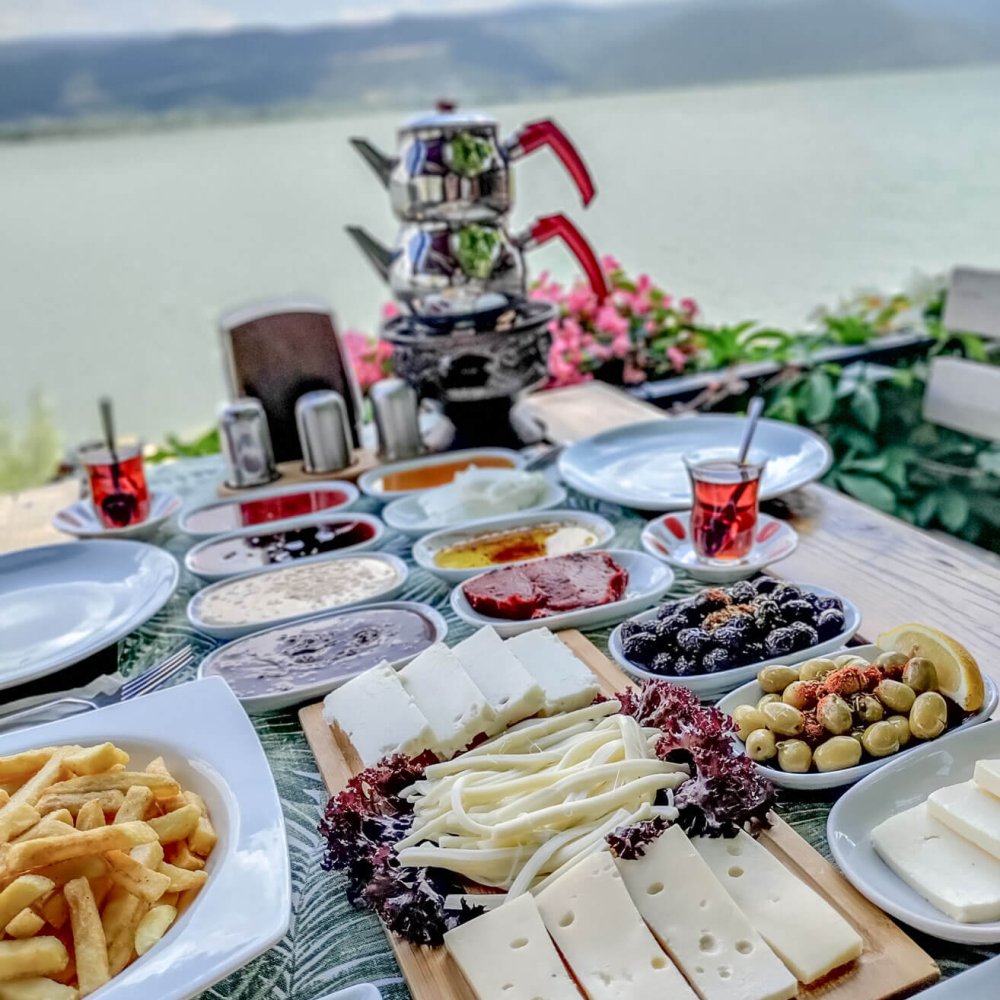 Kahvaltı: Gölyazı’da Göl Manzaralı Kahvaltısı