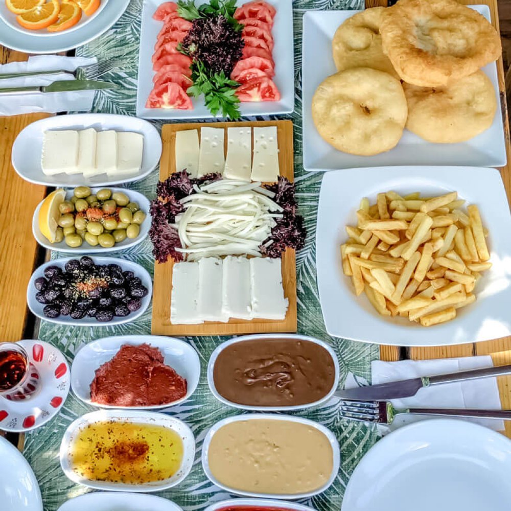 Kahvaltı: Gölyazı’da Göl Manzaralı Kahvaltısı