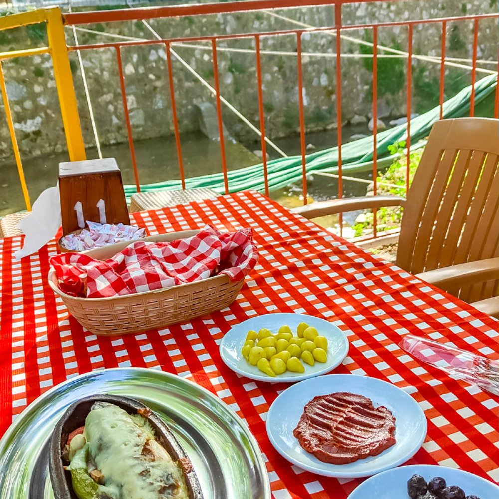 Dere Kenarında Alabalık Restoranı