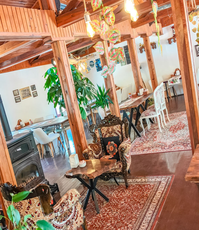 Romantik Yemek için Doğa ile İç İçe Mekan