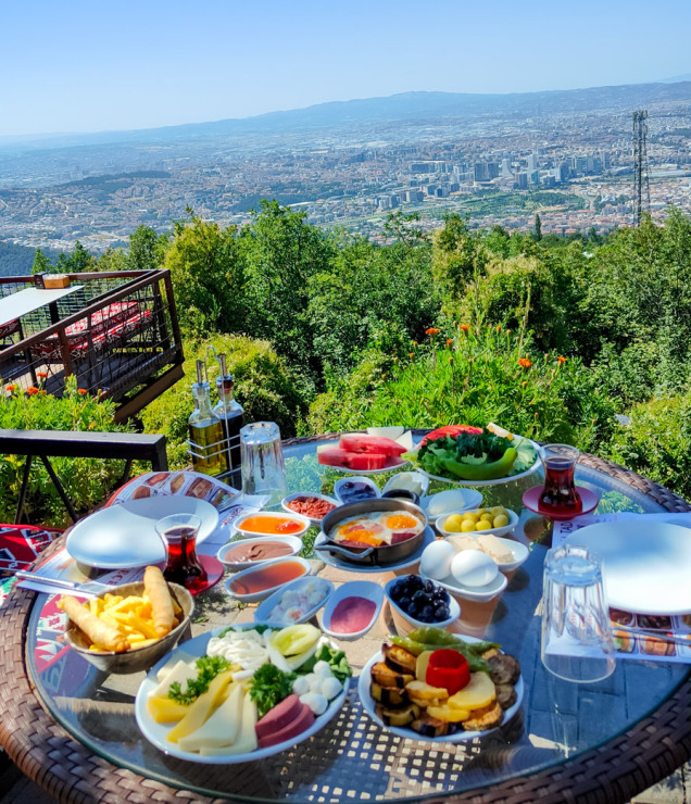 Serpme Kahvaltı – Bursa Manzarasında Lezzet