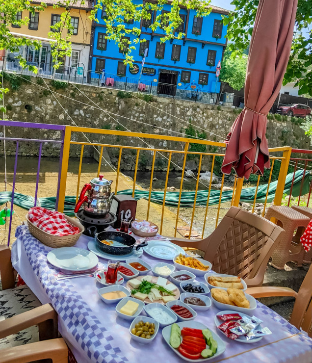 Dere Kenarında Kahvaltı Keyfi