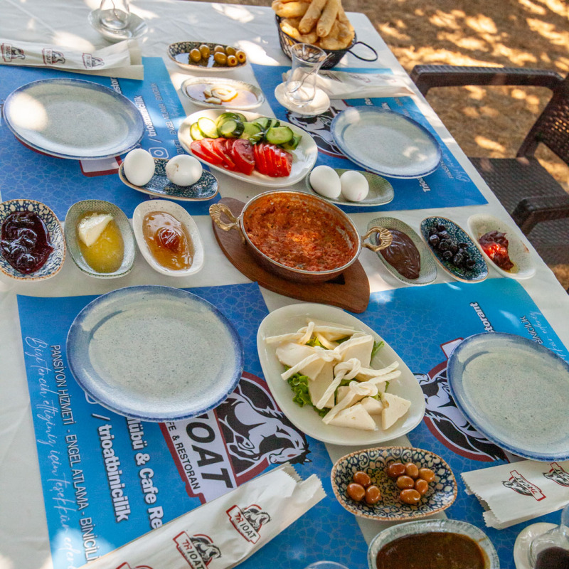 Doğa Manzaralı Serpme Kahvaltı