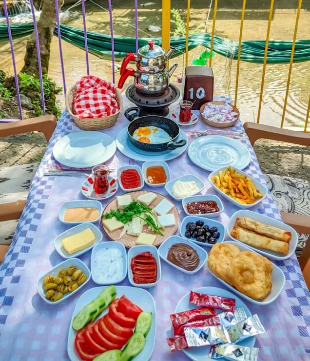 Dere Kenarında Kahvaltı Keyfi